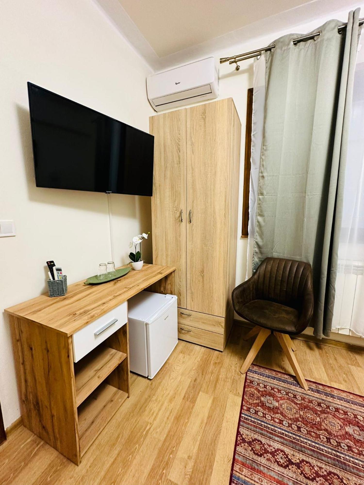 Hotel Dortin Arad Esterno foto