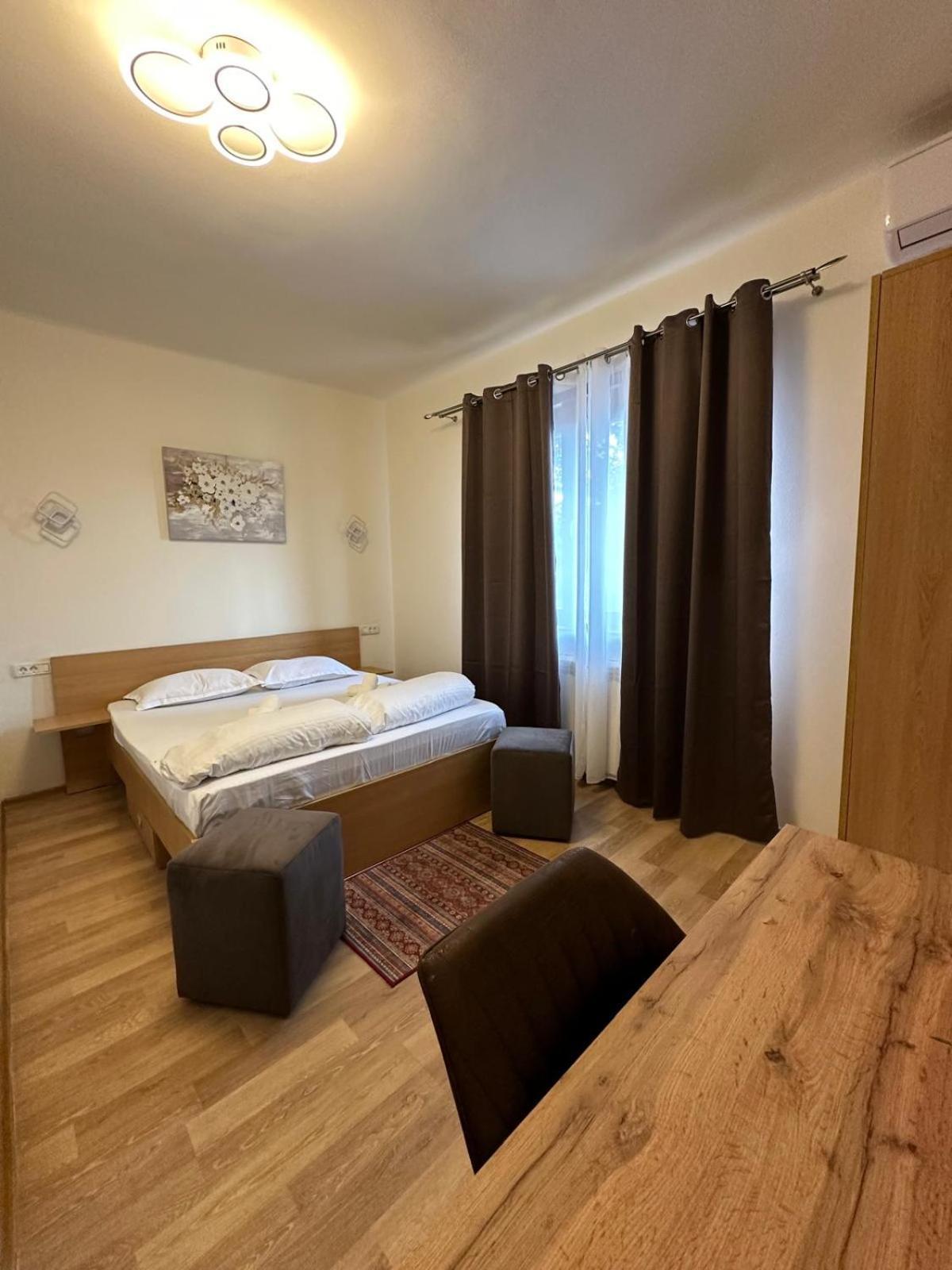 Hotel Dortin Arad Esterno foto