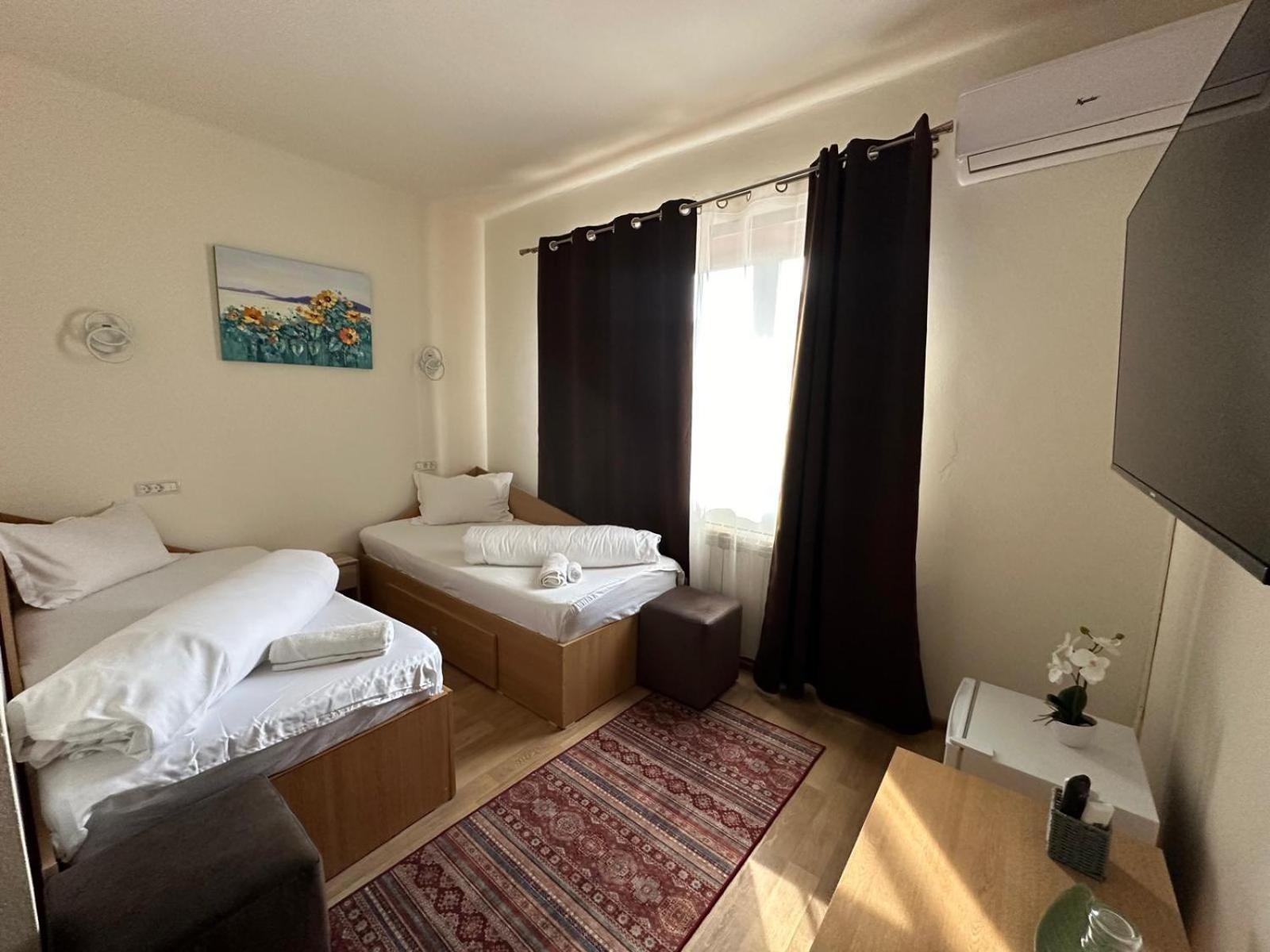 Hotel Dortin Arad Esterno foto